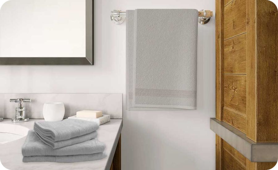 Lot de serviettes de bain en coton gris clair dans une salle de bain